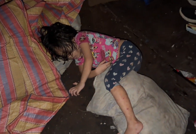 博主体验菲律宾生活，富人一餐500，穷人吃二手炸鸡，3平方睡10人