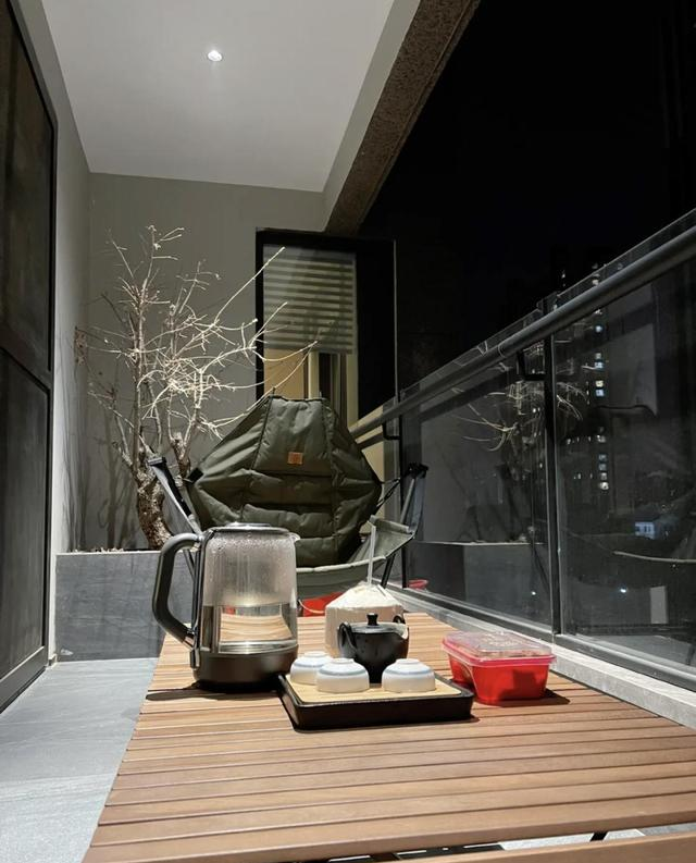 河北一34岁美女，阳台种树	，因“太大胆”而走红，一般人做不到！