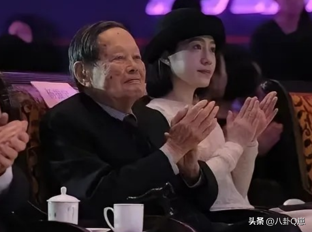 杨振宁去世仅3天，令人担忧的事发生了，原来翁帆一个字都没说错