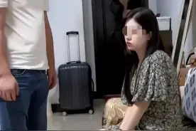 怎么了？女人就不能叉腿了？叉腿凉快呀！妻子叉腿被丈夫强硬合上图片