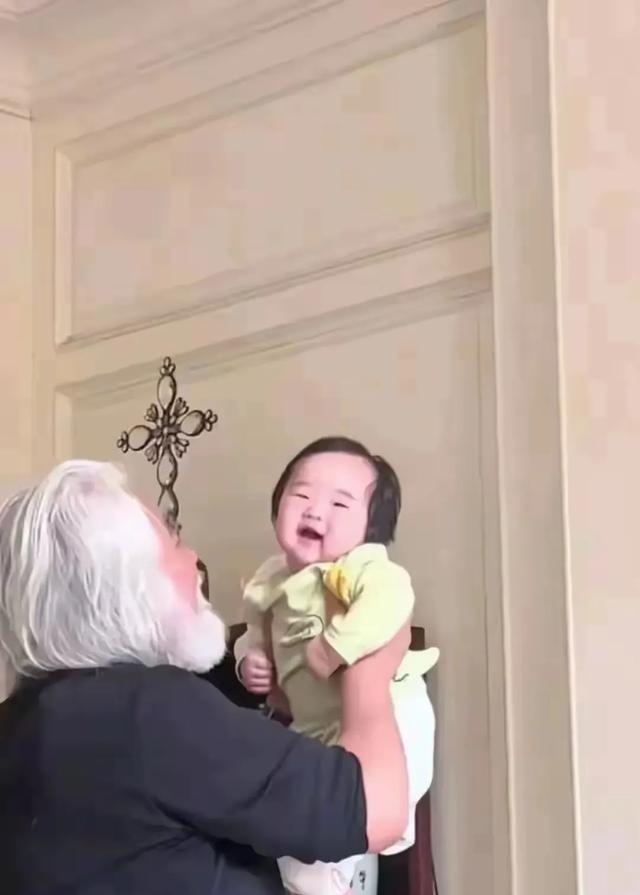 张纪中导演家的掌上龙珠，肉嘟嘟可爱，和爸爸互动起来好开心呀！