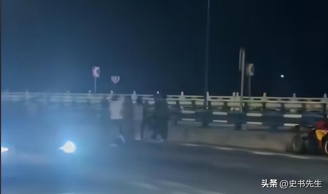 重庆摩托飙车2人死亡，现场惨烈，女子挂护栏，目击者称早有预兆