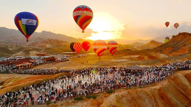 甘肃省公航旅集团张掖七彩丹霞景区游客接待量突破200万人次 单日游客接待量突破5.2万人次