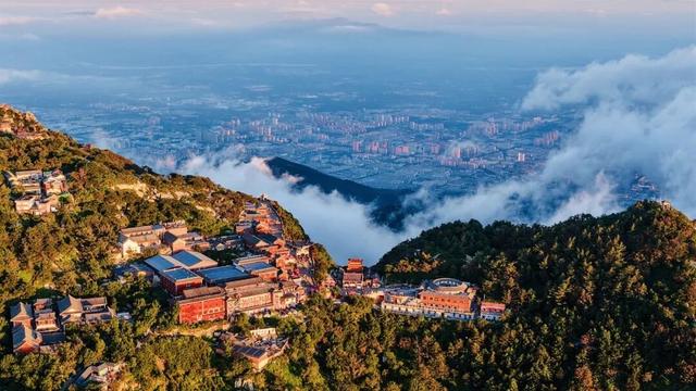 登初秋泰山，揽日出云海浩渺盛景