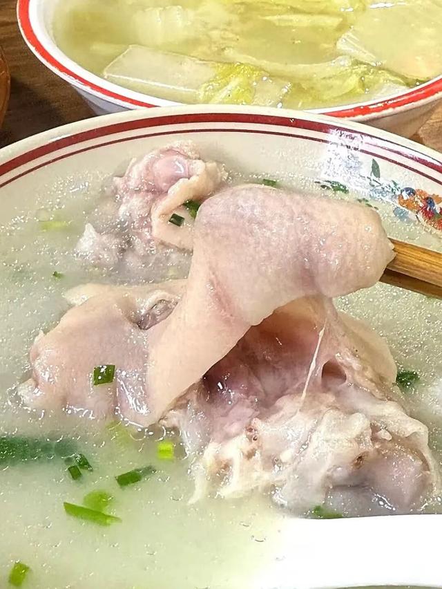 黄了！彩了！1h刹拢成都最近赏秋地，徒步拿奖牌、邂逅古寺银杏！老街美食好吃惨！