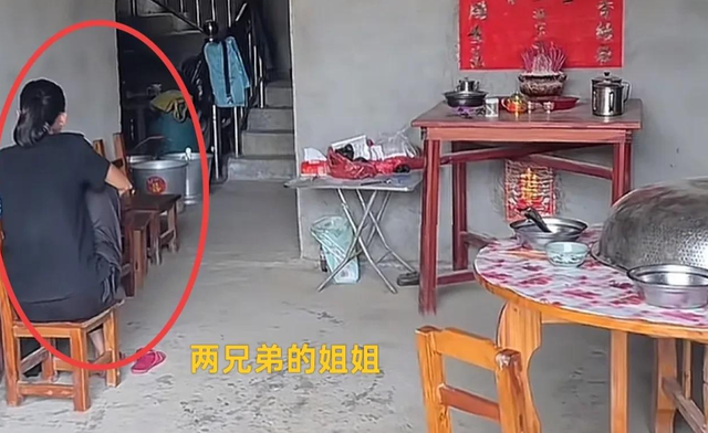 广西两兄弟51岁42岁仍是光棍，住毛坯房！姐姐回家后当场崩溃痛哭