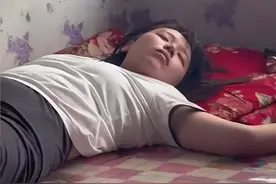 笑翻了！女生高考结束后一睡不起，网友评论区成笑点图片