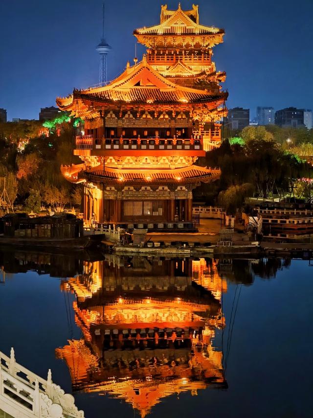 一个刚从开封回来的人警告：别轻易去，这座城会搞乱你的时间感