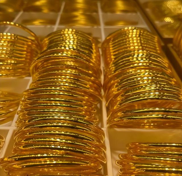 买黄金要 “多掏腰包” 了？11月起税收变天，普通人该囤还是该卖？