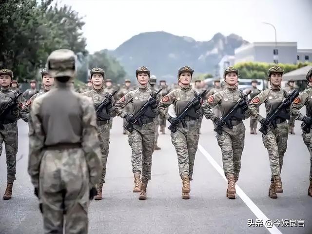 女民兵李思颖阅兵回家后仅半天，又有一个新身份：河北工大研究生