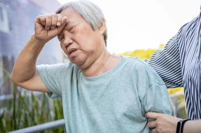 老人早睡是错的？医生坦言：70岁以后，老年人睡觉一定注意这几点
