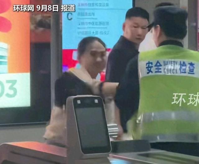 女子打地铁安检员事件升级！丑恶嘴脸曝光，原因被扒，全网已社死