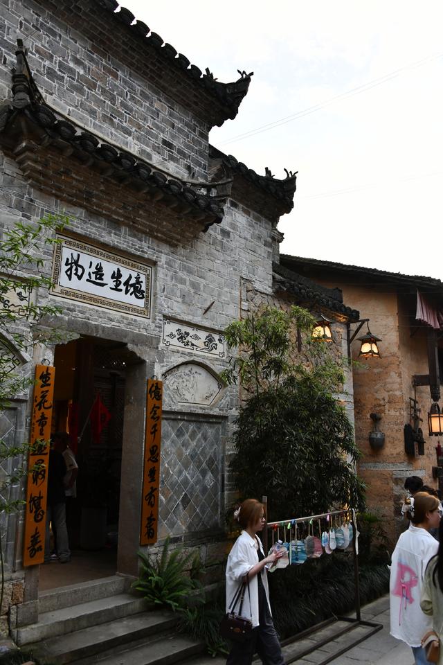 傍晚中的望仙谷璀璨宁静