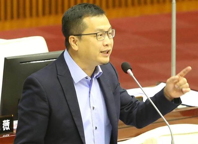 被大陆警告后，赖清德改口称洪秀柱无罪，对没去北京的马英九下手