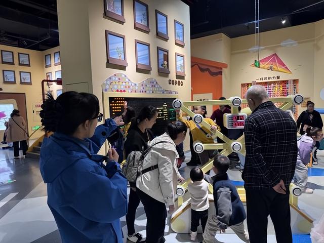 让春秋假持续发挥价值，还需如何协同发力？｜首个“春秋假”观察