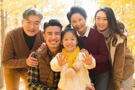 误入房间“深情”抱岳母？揭秘这笑中带泪的家庭温暖瞬间！图片