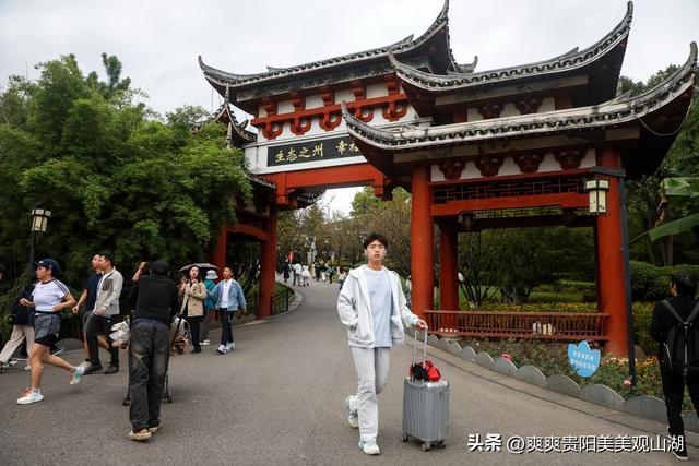 观山湖国庆首日人气爆棚：省博排长队，阿云朵仓碰杯声不断