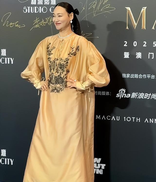 51岁林志玲突然现身上海，四肢干瘦脸圆又肿，穿印花黑丝努力扮嫩