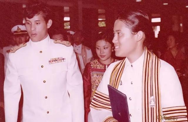 玛哈不是软柿子,将四个儿子驱逐出境送往美国,政治谋略堪称王者