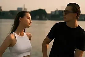 我，娶了俄罗斯媳妇，因文化差异她把我妈气到哭，我却一旁哈哈笑图片