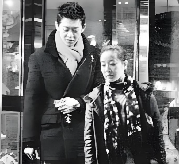 她是国家一级女演员，多次给丈夫戴绿帽，重病丈夫坐轮椅也不离婚