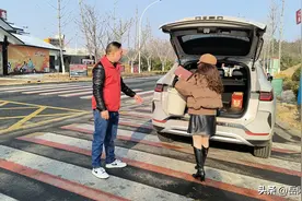 新春走基层丨“志愿红”融入“新春红”，湖滨街道志愿者守护景区“迎客暖”图片