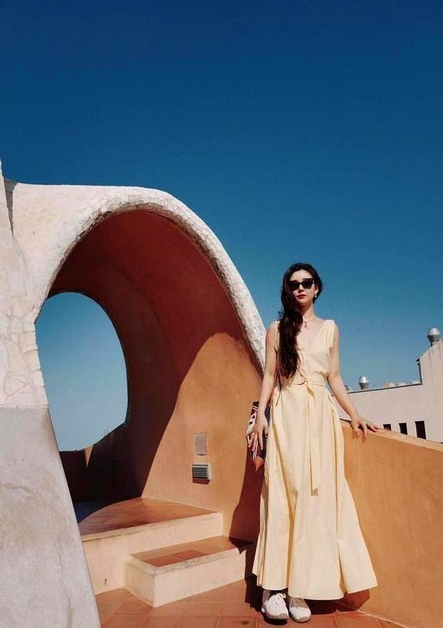 40岁李小萌太丰满，穿印花裙都兜不住好身材，难怪直男都喜欢她