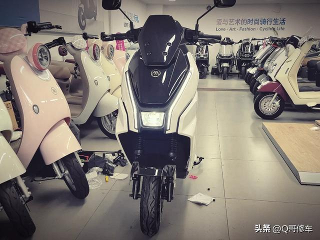 同样是新亮相的电动车，爱玛赤焰和五星钻豹E8，配置有什么不同