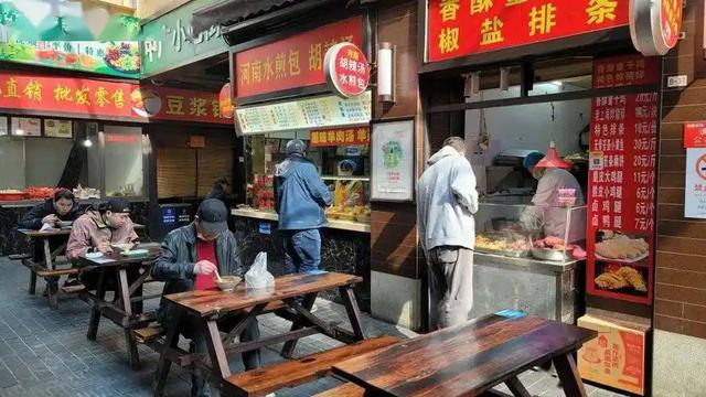 两家夫妻早餐店，半年一个倒闭一个开分店？真相就俩字