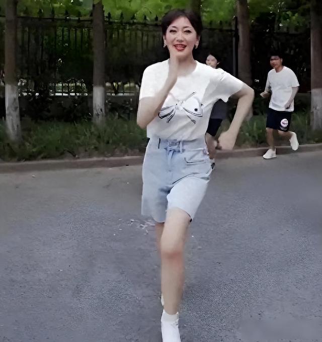 七旬白娘子玩摇滚，优雅形象被颠覆，72岁还能跑马拉松？