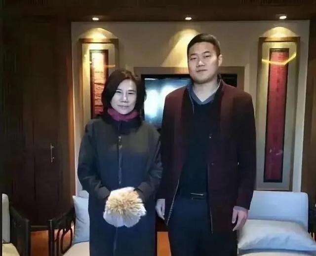 董明珠逛成都太古里，穿粉装大笑毫无架子，70多岁仍在拼事业