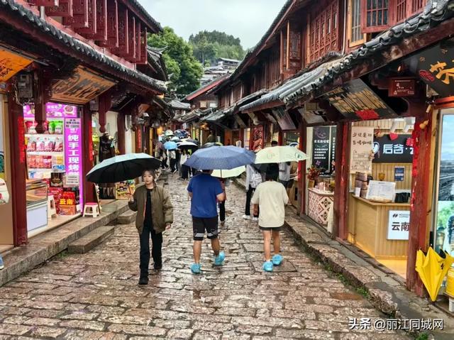 谁说雨天不适合旅行?丽江古城的雨季,才是打开浪漫的正确方式