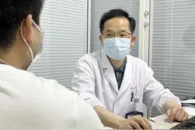 女子喝酒后面部像针刺 医生提醒：是带状疱疹病毒遇“寒”作怪图片