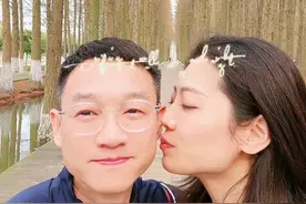 杨威携妻儿回老家，两鬓花白显老态，双胞胎女儿颜值身高差距好大图片