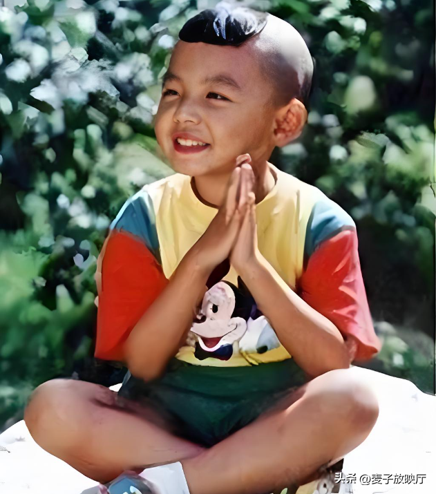 8岁光屁股火遍全国，现定居北京娶学霸为妻的他	，是身价过亿高管