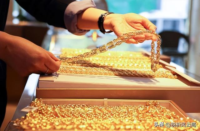 黄金一年暴涨近50%	，全球央行疯狂囤抢，普通人咋跟风能稳赚不赔