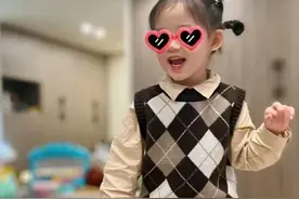 向佐伺候3岁女儿Cora吃饭，二胎儿子独自坐一边喝水，女儿奴实锤图片