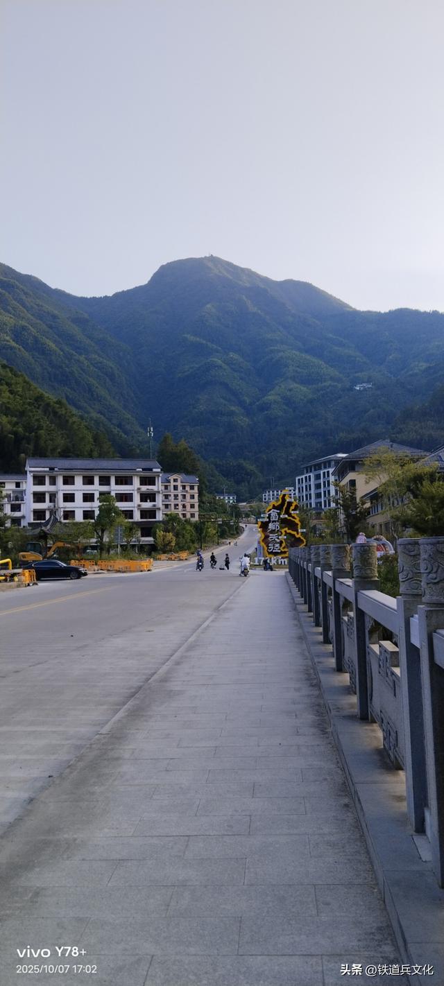 山路弯弯 作者：陈阿玲