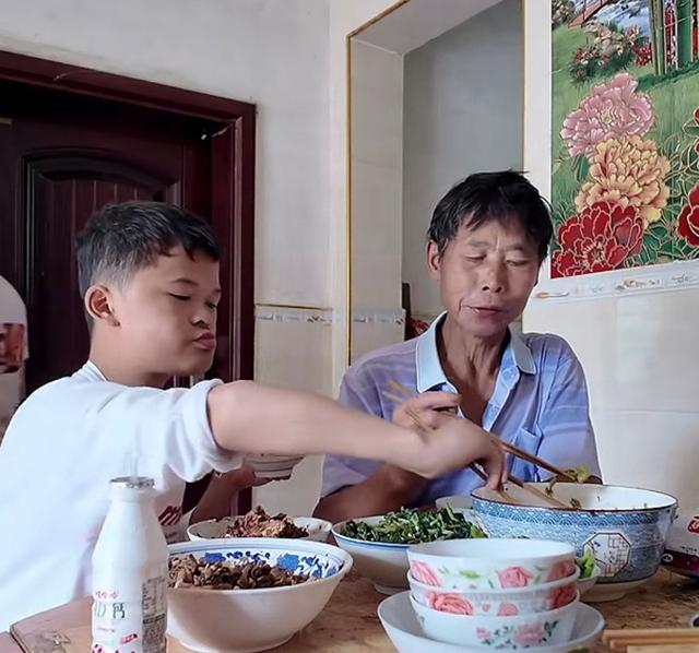 “小马云”发声想赚钱娶老婆，表哥盖别墅开豪车，他却成赚钱工具