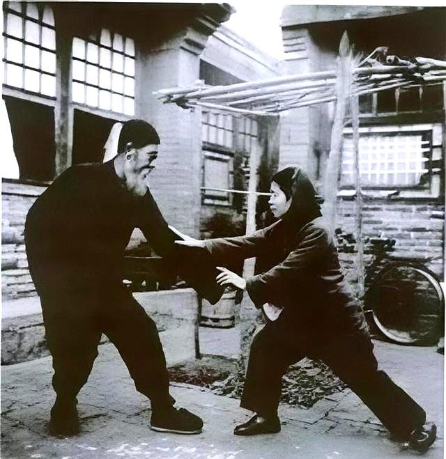 几十年练武才懂：聊聊内家拳“抬手忘肩”的奥妙	，初学必看！
