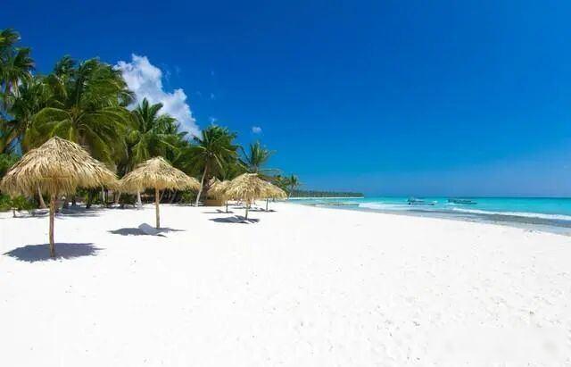 北海人海边晒太阳，三亚游客排队抢票，谁真把海当自家后院？