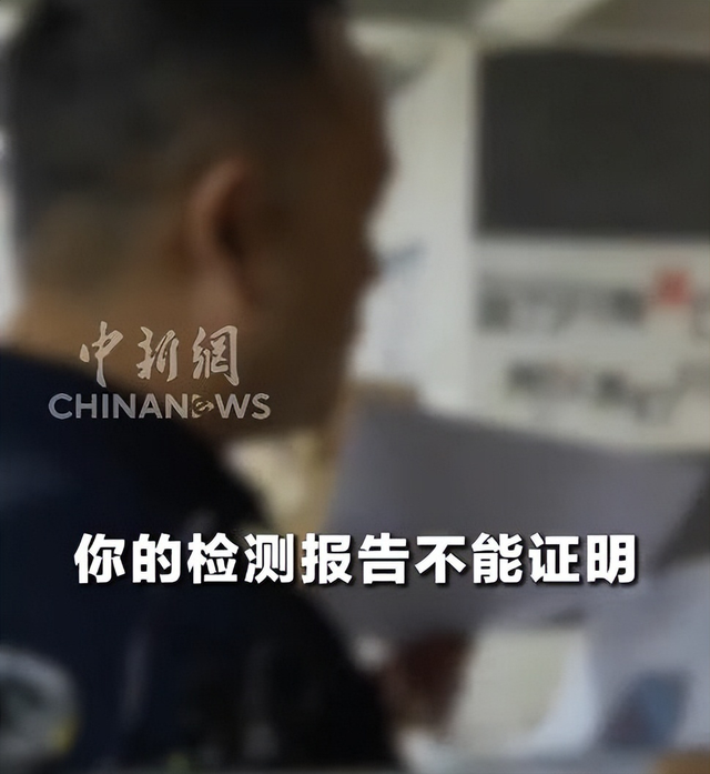 太猖狂！记者被打后续：警方介入，厂家底裤被扒光，这下摊上事了
