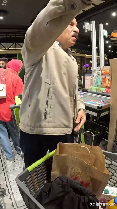 威武！俩中国女生埃及游，与当地5人互殴，完胜后获围观者竖拇指