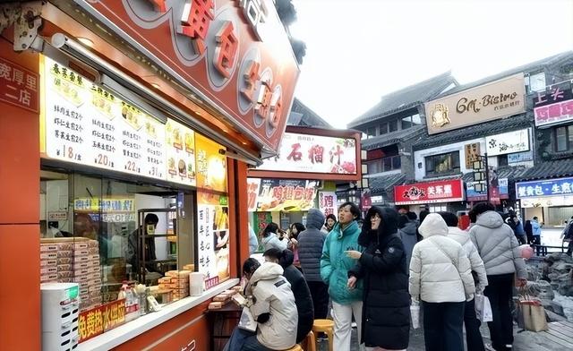 元旦假期济南宽厚里人气火爆，各地美食引游客打卡寻味