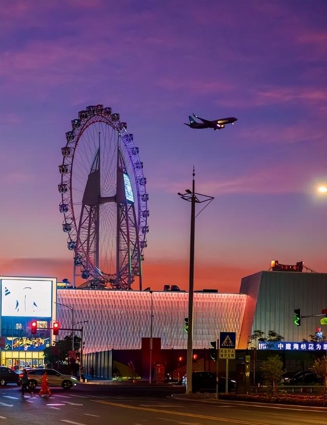 厦门海上世界山海全景摩天轮，高度62米，单圈运行时间约13分14秒