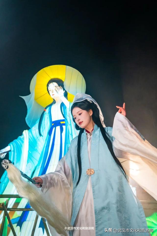 武汉最大发财树，三层楼高，明天亮！