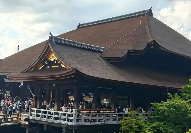 不去日本了！春节赴日游客暴跌50%，中国人把钱送给了这一邻国