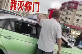 青岛一女子脱光衣服站车顶热舞，引众人围观，目击者：已报警图片