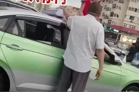 青岛一女子脱光衣服站车顶热舞，引众人围观，目击者：已报警图片