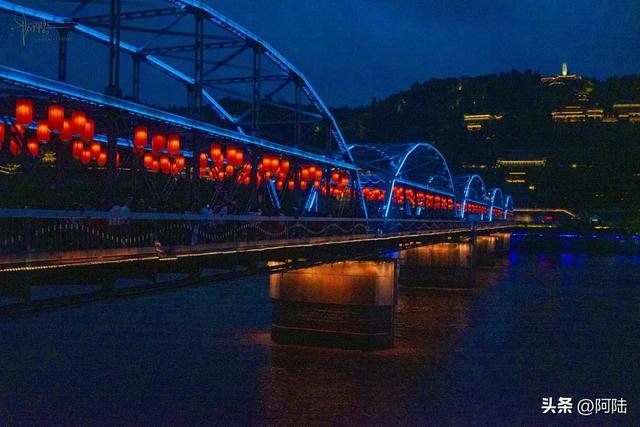 兰州最著名的黄河铁桥,其实是由三个国家合作而建,夜景灯光旖旎